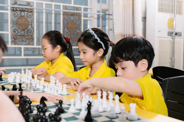 Ván cờ giữa giờ học — CLB Cờ Vua Athena