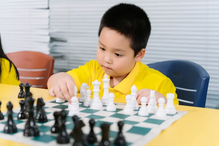 Học viên Athena tập trung suy nghĩ nước cờ trong giờ học
